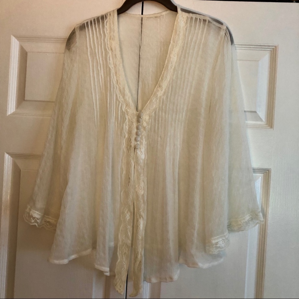 Delicate top in ivory